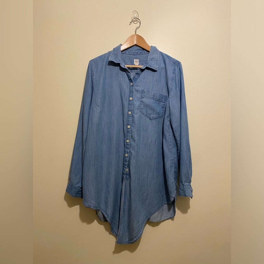 GAP Maternity Light Blue Casual Button Down Shirt. Size L